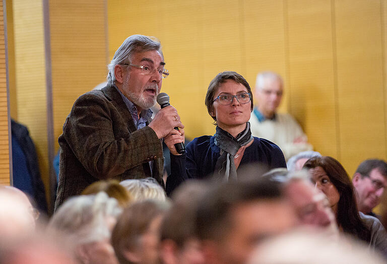 Auch das Publikum meldete sich zu Wort – hier Peter Knobeloch am Saalmikrofon mit Main-Echo-Redaktionsleiterin Lena Schwaiger. Auch das Publikum meldete sich zu Wort – hier Peter Knobeloch am Saalmikrofon mit Main-Echo-Redaktionsleiterin Lena Schwaiger.