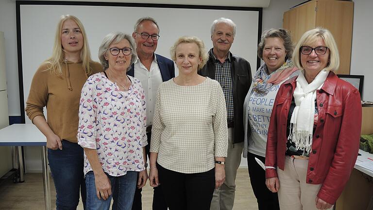 Die neu gewählte Vorstandschaft im Hospizverein Main-Spessart (von links): Beisitzerin Barbara Hanausch, zweite Vorsitzende Claudia Simon, erster Vorsitzender Heribert Zeller, Beisitzerin Angelika Hartmann, Schriftführer Reiner Eck, Schatzmeisterin Sandra Höfling, Beisitzerin Irene Preis. Nicht auf dem Bild Beisitzerin Andrea Herrmann.