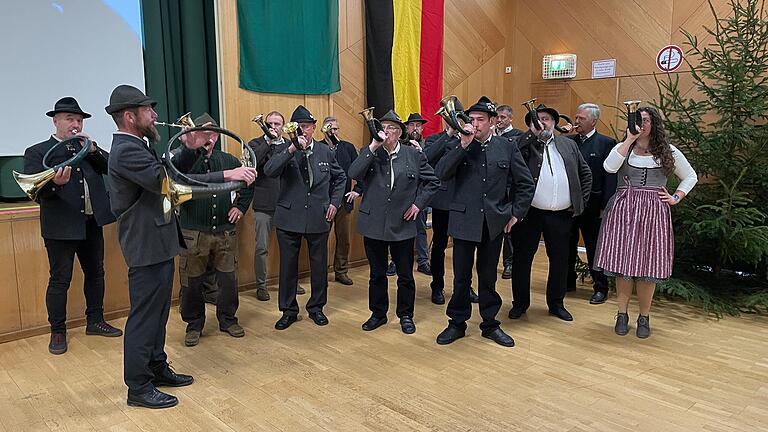 Unsere Jagdhornbläser begleiteten die Hegeschau mit stimmungsvollen Musikstücken. Unsere Jagdhornbläser begleiteten die Hegeschau mit stimmungsvollen Musikstücken.