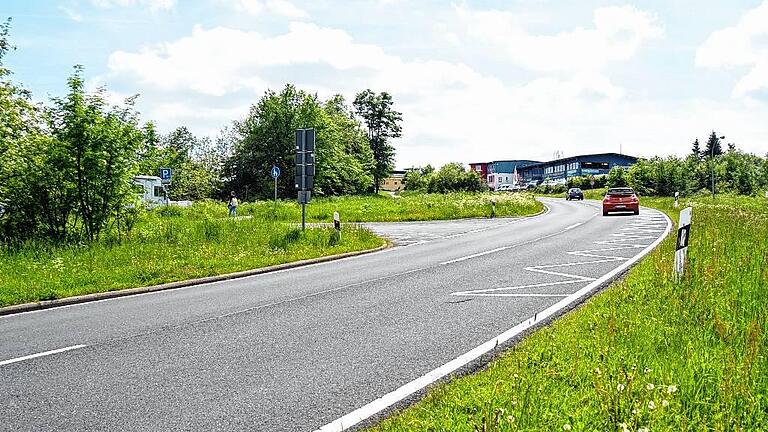 Der Parkplatz Abtsroda (links) wird in Zukunft über einen Kreisel erschlossen. Er wird ab Ende Juni gebaut und entsteht an der rechten Fahrbahnseite, wo die Zickzacklinien sind. Der Parkplatz Abtsroda (links) wird in Zukunft über einen Kreisel erschlossen. Er wird ab Ende Juni gebaut und entsteht an der rechten Fahrbahnseite, wo die Zickzacklinien sind.