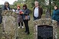 Besuch auf dem jüdischen Friedhof bei Willmars. Auf dem Bild (von links) Elisabeth Böhrer, während sie Rachel Garonne, deren Tochter  Inbal Garonne und Shir Gideon (rechts) die Gräber der Urgroßeltern zeigt. Mit im Bild Bürgermeister  Reimund Voß.