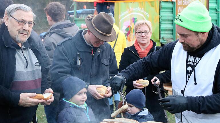 Beim Mahnfeuer der Initiative &quot;Land schafft Verbindung&quot; am Astheimer Brückendamm servierten die Landwirte und Winzer leckere Bratwürste vom Grill.