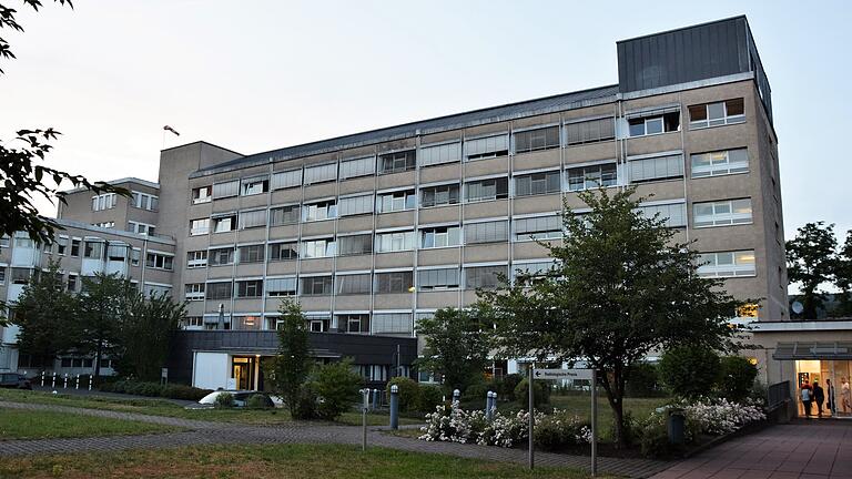 Das Klinikums Main-Spessart, im Bild das Kreiskrankenhaus in Lohr, ist bisher gut durch die Corona-Krise gekommen. Laut&nbsp;Klinikreferent René Bostelaar ist jedoch immer noch 'eine heftige Zeit'.