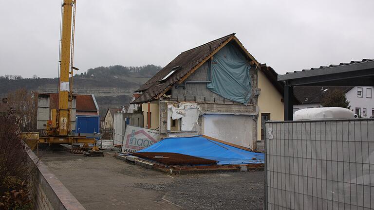 Nach einer erfolgreichen Klage eines Nachbarn ruht derzeit der Bau eines Mehrfamilienhauses in der Würzburger Straße in Zellingen. Der Bauausschuss lehnte den überarbeiteten Bauantrag mit elf Wohnungen ab, das Landratsamt könnte aber trotzdem eine neue Baugenehmigung erteilen. Nach einer erfolgreichen Klage eines Nachbarn ruht derzeit der Bau eines Mehrfamilienhauses in der Würzburger Straße in Zellingen. Der Bauausschuss lehnte den überarbeiteten Bauantrag mit elf Wohnungen ab, das Landratsamt könnte aber trotzdem eine neue Baugenehmigung erteilen.