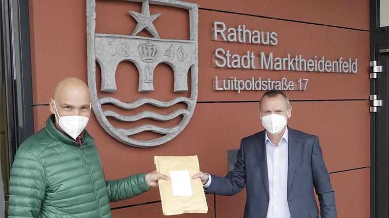 Listen mit 172 Unterschriften überreichte Michael Barthel an Bürgermeister Thomas Stamm (rechts), auf denen Bürger die Aufhebung des Bebauungsplans Birken III fordern. Listen mit 172 Unterschriften überreichte Michael Barthel an Bürgermeister Thomas Stamm (rechts), auf denen Bürger die Aufhebung des Bebauungsplans Birken III fordern.