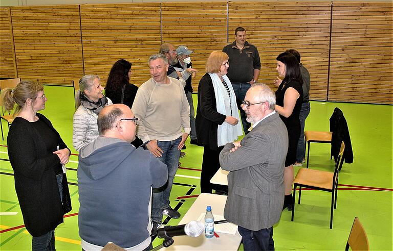 Bei der Informationsveranstaltung in Schwarzach zum Ausbau der Ortsdurchfahrt von Düllstadt beantworteten Bürgermeister Volker Schmitt und die Zuständigen die Fragen der Bürgerinnen und Bürger. Bei der Informationsveranstaltung in Schwarzach zum Ausbau der Ortsdurchfahrt von Düllstadt beantworteten Bürgermeister Volker Schmitt und die Zuständigen die Fragen der Bürgerinnen und Bürger.