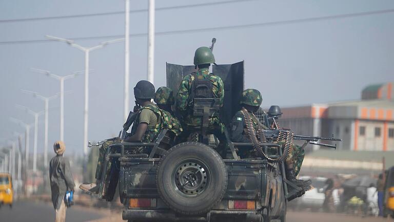 Nigerianische Sicherheitskräfte       -  Dem nigerianischen Militär ist es bislang nicht gelungen, die Terrorgruppe Boko Haram endgültig zu bezwingen.