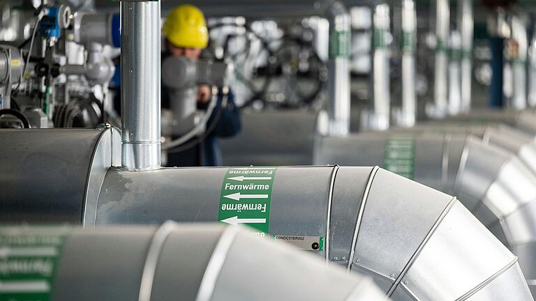 Ein Mitarbeiter des Energiekonzerns EnBW kontrolliert die Fernwärmeverteilerstation eines Heizkraftwerks (Symbolbild). Ab September wird ein Wärmeplan für Bad Neustadt erstellt. Ein Mitarbeiter des Energiekonzerns EnBW kontrolliert die Fernwärmeverteilerstation eines Heizkraftwerks (Symbolbild). Ab September wird ein Wärmeplan für Bad Neustadt erstellt.