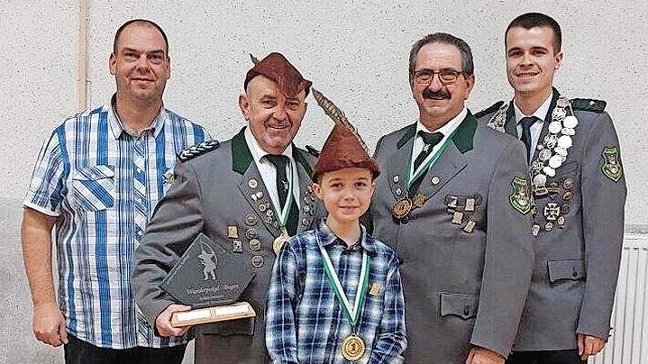 Robin Hood (von links): Bruder Tuck Thomas Wießner, Robin Hood Armin Hahn, Jugend Robin Hood Johann Koberstein, Little John Wolfgang Hahn, 1. Sportleiter Marco Leitschuh - Robin Hood (von links): Bruder Tuck Thomas Wießner, Robin Hood Armin Hahn, Jugend Robin Hood Johann Koberstein, Little John Wolfgang Hahn, 1. Sportleiter Marco Leitschuh Robin Hood (von links): Bruder Tuck Thomas Wießner, Robin Hood Armin Hahn, Jugend Robin Hood Johann Koberstein, Little John Wolfgang Hahn, 1. Sportleiter Marco Leitschuh - Robin Hood (von links): Bruder Tuck Thomas Wießner, Robin Hood Armin Hahn, Jugend Robin Hood Johann Koberstein, Little John Wolfgang Hahn, 1. Sportleiter Marco Leitschuh
