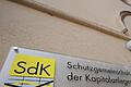 Zockerei mit Billig-Aktien       -  Das Firmenschild der Schutzgemeinschaft der Kapitalanleger e.V. (SdK) in München Foto Marc Müller