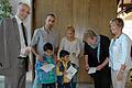Die syrischen Flüchtlingsfamilien, die im Rahmen des Notfallplans im Landkreis Haßberge untergebracht sind, wurden am Freitag auf die bevorstehende Einschulung beziehungsweise den Eintritt in den Kindergarten vorbereitet. Unser Foto zeigt Landrat Wilhelm Schneider (links), Schulamtsdirektorin Ulrike Brech (rechts) und Kindergarten-Fachaufsicht Katharina Tschischka (2. von rechts) beim Verteilen von Infomaterial in arabischer Sprache an eine syrische Familie.