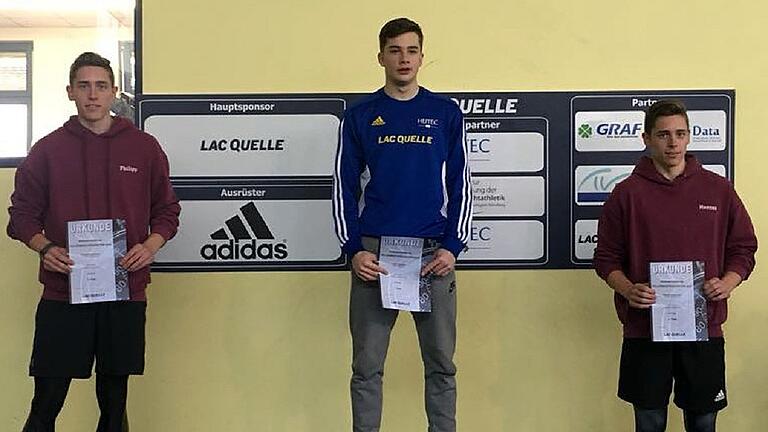 Der 16-jährige Kugelstoßer Philipp Heidenfelder (Mitte) gewann erstmals die nordbayerische Meisterschaft.