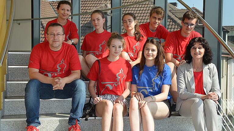 Aus den Händen von Bürgermeisterin Helga Schmidt-Neder (unten rechts) und Jugendpflegerin Stephanie Namyslo (oben links) erhielten Schüler aus der polnischen Partnerstadt Pobiedziska T-Shirts mit dem Marktheidenfeld-Logo. Aus den Händen von Bürgermeisterin Helga Schmidt-Neder (unten rechts) und Jugendpflegerin Stephanie Namyslo (oben links) erhielten Schüler aus der polnischen Partnerstadt Pobiedziska T-Shirts mit dem Marktheidenfeld-Logo.