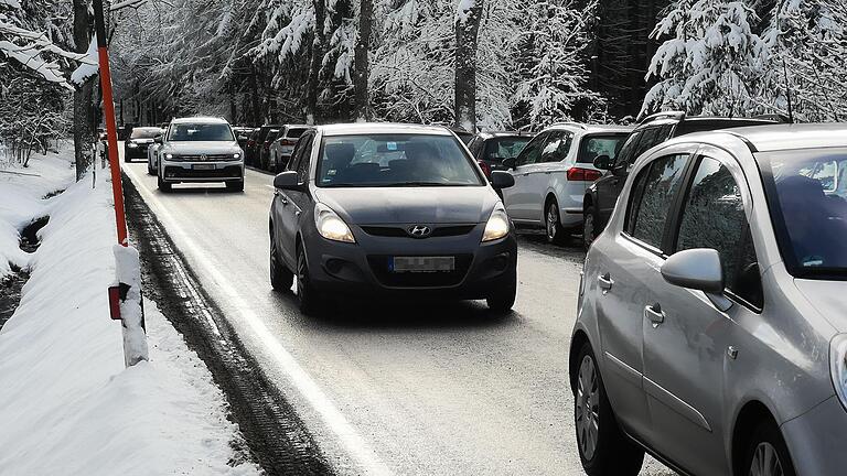 Der Verkehr zum Roten Moor scheint kein Ende zu nehmen. Der Parkplatz war überfüllt, entlang der Straße parkten die Fahrzeuge und immer mehr und mehr kamen hinzu. Der Verkehr zum Roten Moor scheint kein Ende zu nehmen. Der Parkplatz war überfüllt, entlang der Straße parkten die Fahrzeuge und immer mehr und mehr kamen hinzu.