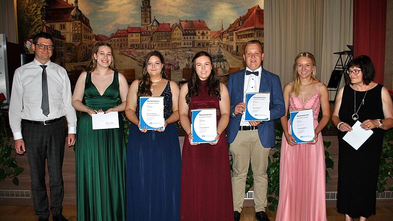 Ehrungen gab es für (von links) Finja Schütze (soziales Engagement), Emilia Weber (soziales Engagement) und die Besten Eva-Maria Voigt (1,09), Luc Endres (1,82) und Roberta Laubender (1,36), links steht Mathias Gerstner, rechts Marion Winnefeld.