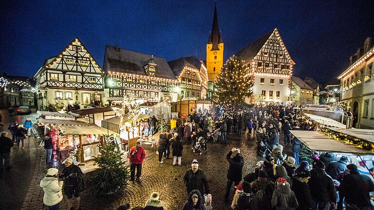 Der festlich geschmückte historische Marktplatz gibt dem Zeiler Weihnachtsmarkt ein besonderes Flair (Archivbild). Der festlich geschmückte historische Marktplatz gibt dem Zeiler Weihnachtsmarkt ein besonderes Flair (Archivbild).