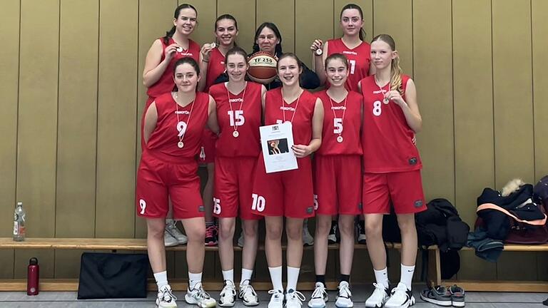 Unterfränkische Vizemeister: Das Foto zeigt das erfolgreiche Team mit (hinten von links) Anika Weigand, Antonia Dobisch, Trainerin Gitti Feldlin-Hansel, Lara Mergenthaler, (vorne) Anne Braun, Jule Hofmann, Viktoria Gahr, Charlotte Seystahl und Lilly Reinhardt. Unterfränkische Vizemeister: Das Foto zeigt das erfolgreiche Team mit (hinten von links) Anika Weigand, Antonia Dobisch, Trainerin Gitti Feldlin-Hansel, Lara Mergenthaler, (vorne) Anne Braun, Jule Hofmann, Viktoria Gahr, Charlotte Seystahl und Lilly Reinhardt.