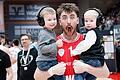 Zac Seljaas mit seinen Söhnen Royce (links) und Björn (rechts) nach dem Heimsieg gegen die Bamberg Baskets.