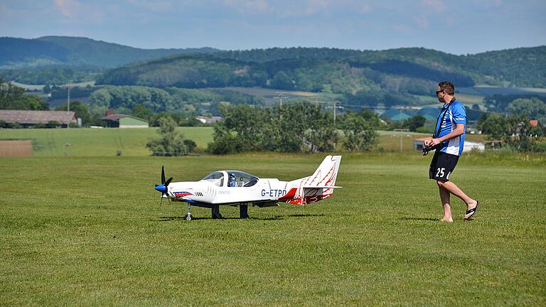 Ein Modellflugzeug mit Propeller, eine Grob, sah man ebenfalls beim Trainingslager der Modellflieger aus Deutschland und Österreich. Ein Modellflugzeug mit Propeller, eine Grob, sah man ebenfalls beim Trainingslager der Modellflieger aus Deutschland und Österreich.