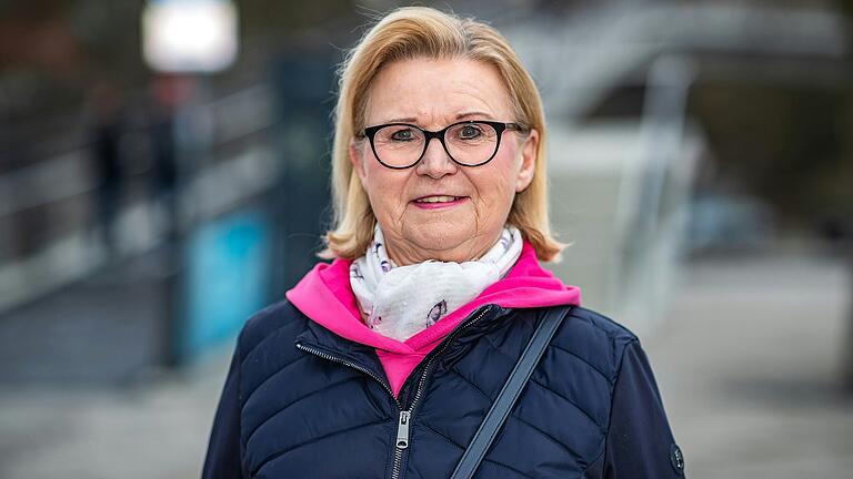 Doris Katzenberger (72) aus Salz kam zur Demo nach Bad Neustadt, um ein Zeichen zu setzen. Doris Katzenberger (72) aus Salz kam zur Demo nach Bad Neustadt, um ein Zeichen zu setzen.