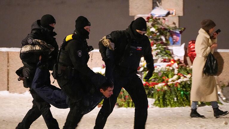 Polizeieinsatz in Russland       -  Polizeieinsatz in St. Petersburg (Archivbild). Kritiker des russischen Krieges gegen die Ukraine und Andersdenkende werden laut einem UN-Bericht immer schärfer verfolgt.