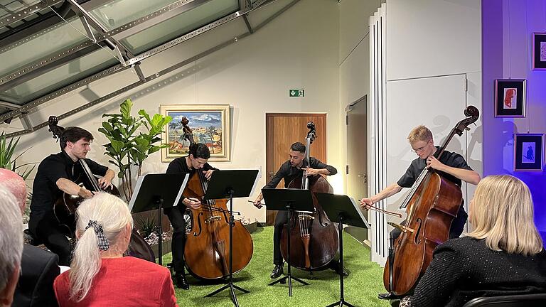 Kontrabassist Dominik Wagner sorgt mit seinem Quartett für einen abwechslungsreichen Auftakt.       -  Kontrabassist Dominik Wagner sorgt mit seinem Quartett für einen abwechslungsreichen Auftakt.