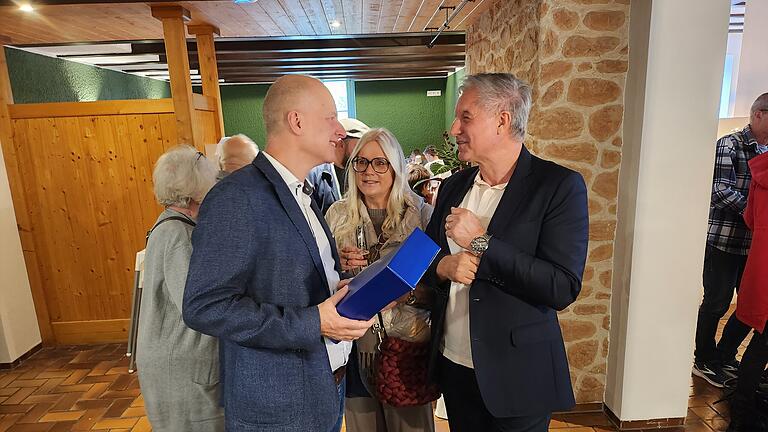 Neues Forsthaus Klaushof unter Jan Kirchhof - Ein Geschenk von Freunden: Jan Kirchhof (links) freut sich über den Besuch von Ellen und Gerd Kunert. Neues Forsthaus Klaushof unter Jan Kirchhof - Ein Geschenk von Freunden: Jan Kirchhof (links) freut sich über den Besuch von Ellen und Gerd Kunert.