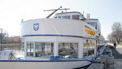 Die Mainfranken ist startklar: 150 Plätze im Trockenen und 150 Plätze auf dem Sonnendeck hat das Schiff, das an der Gutermann-Promenade anlegt.
