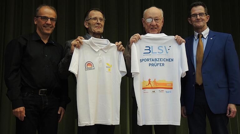 BLSV-Kreisvorsitzender Klaus Greier (links) brachte den Sportabzeichenprüfern zum 45-Jahr-Jubiläum als Geschenk Poloshirts mit. Die beiden Urgesteine der TSV-Sportabzeichenabteilung Herbert Langenbrunner (zweiter von links) und Wolfgang Taubert beglückwünschte auch der stellvertretende Landrat Peter Suckfüll. BLSV-Kreisvorsitzender Klaus Greier (links) brachte den Sportabzeichenprüfern zum 45-Jahr-Jubiläum als Geschenk Poloshirts mit. Die beiden Urgesteine der TSV-Sportabzeichenabteilung Herbert Langenbrunner (zweiter von links) und Wolfgang Taubert beglückwünschte auch der stellvertretende Landrat Peter Suckfüll.
