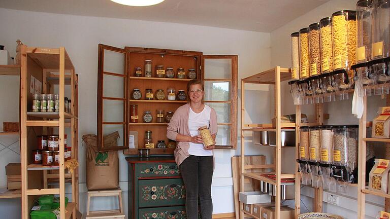 Im Hofladen von Franziska Thomas gibt es verschiedene Produkte von Bauern aus der Region.  Foto: Ellen Mützel       -  Im Hofladen von Franziska Thomas gibt es verschiedene Produkte von Bauern aus der Region.  Foto: Ellen Mützel