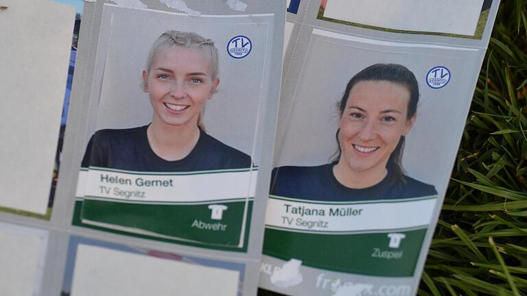 Sammelbilder von Helen Gernet (links) und Tatjana Müller vom TV Segnitz: Vor der Endrunde um die deutsche Meisterschaft im Faustball 2022 legte Ausrichter TV Brettorf ein Sammelalbum mit allen 34 Mannschaften der ersten und zweiten Bundesliga auf. Sammelbilder von Helen Gernet (links) und Tatjana Müller vom TV Segnitz: Vor der Endrunde um die deutsche Meisterschaft im Faustball 2022 legte Ausrichter TV Brettorf ein Sammelalbum mit allen 34 Mannschaften der ersten und zweiten Bundesliga auf.