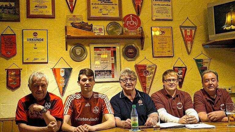 Nach getaner Arbeit freute sich die emsige Vorstandschaft des „FCN-Fanclubs Milzgrund“ über die positiven sportlichen und gesellschaftlichen Ereignisse im Berichtszeitraum. Im Bild von links Horst Friedl, Maximilian Höller, Günther Haag, Tobias Jucht und Heinz Funk. Nach getaner Arbeit freute sich die emsige Vorstandschaft des „FCN-Fanclubs Milzgrund“ über die positiven sportlichen und gesellschaftlichen Ereignisse im Berichtszeitraum. Im Bild von links Horst Friedl, Maximilian Höller, Günther Haag, Tobias Jucht und Heinz Funk.