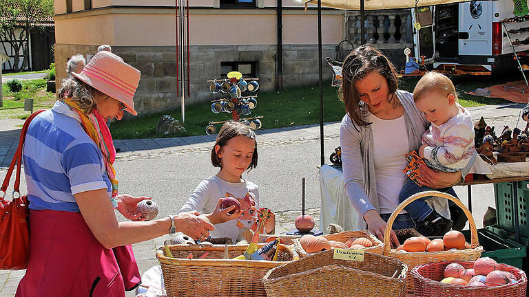 Viel zu sehen und eine ungeheure Bandbreite an Ständen gab es beim Gartenfestival in Maria Bildhausen. Foto: Dieter Britz - Viel zu sehen und eine ungeheure Bandbreite an Ständen gab es beim Gartenfestival in Maria Bildhausen. Foto: Dieter Britz Viel zu sehen und eine ungeheure Bandbreite an Ständen gab es beim Gartenfestival in Maria Bildhausen. Foto: Dieter Britz - Viel zu sehen und eine ungeheure Bandbreite an Ständen gab es beim Gartenfestival in Maria Bildhausen. Foto: Dieter Britz