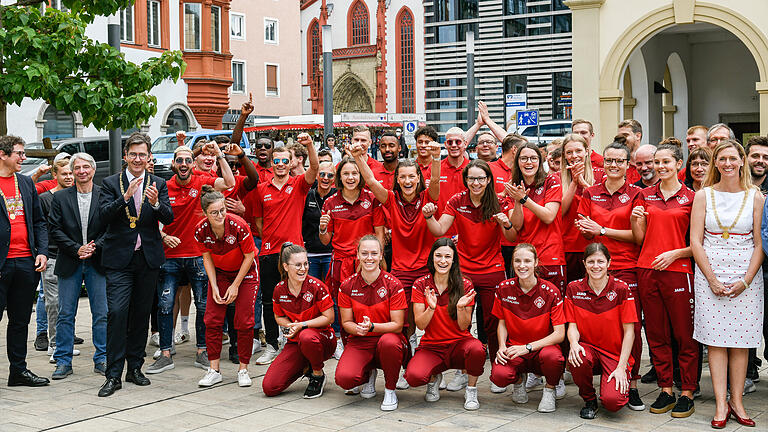 Die Stadt Würzburg mit den Bürgermeistern  Christian Schuchart, Martin Heilig und Judith Jörg gibt für die Damen- und Herrenfußballmannschaft der Würzburger Kickers einen Empfang anläßlich des Aufstiegs der beiden Teams in die 2.Bundesliga. Alle Beteiligten durften sich in das Goldene Buch der Stadt eintragen.