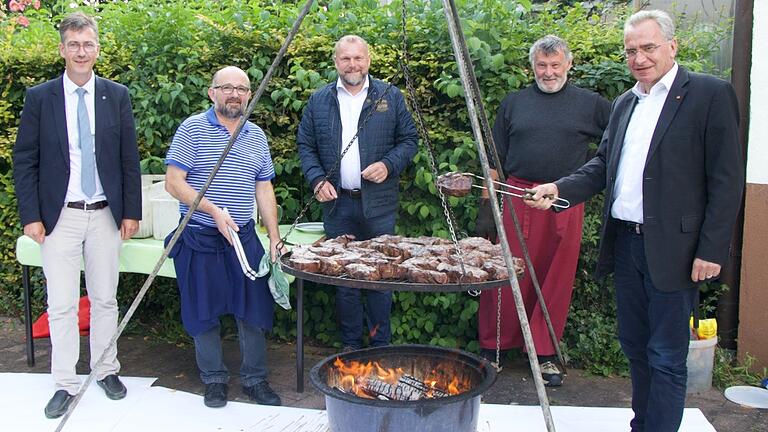 Mit einem Greußenheimer Steak stärkt sich nicht nur Paul Lehrieder für den anstrengenden Endspurt der Bundestagswahl.&nbsp;