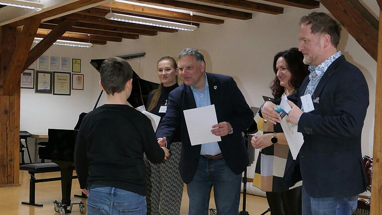 Die Jury gratulierte herzlich zum großen Erfolg und alle Ensembles erhielten eine Urkunde. Die Jury gratulierte herzlich zum großen Erfolg und alle Ensembles erhielten eine Urkunde.