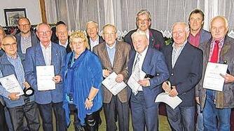 Dankeschön für bis zu 40 Jahre im Verband: Zu seinem 40. Geburtstag gratulierte der Berufsausbilderverband Bezirksgruppe Schweinfurt-Rhön-Grabfeld auch seinen Mitgliedern. Für ihre Treue zum Verband wurden sie ausgezeichnet. Im Bild (von links): Alfred Herbig, Heinz Ludwig, Heinz Hubert, Werner Scheuring, Jürgen Stürzenberger, Horst Janson, Ernst Hupfer, Siglinde Foidl-Dreißer, Karl Metzger, Georg Reuß, Siegfried Näder, Otto Schöpf, Günter Wiener, Bernhard Wasser, Werner Öser und Bernhard Müller. Dankeschön für bis zu 40 Jahre im Verband: Zu seinem 40. Geburtstag gratulierte der Berufsausbilderverband Bezirksgruppe Schweinfurt-Rhön-Grabfeld auch seinen Mitgliedern. Für ihre Treue zum Verband wurden sie ausgezeichnet. Im Bild (von links): Alfred Herbig, Heinz Ludwig, Heinz Hubert, Werner Scheuring, Jürgen Stürzenberger, Horst Janson, Ernst Hupfer, Siglinde Foidl-Dreißer, Karl Metzger, Georg Reuß, Siegfried Näder, Otto Schöpf, Günter Wiener, Bernhard Wasser, Werner Öser und Bernhard Müller.