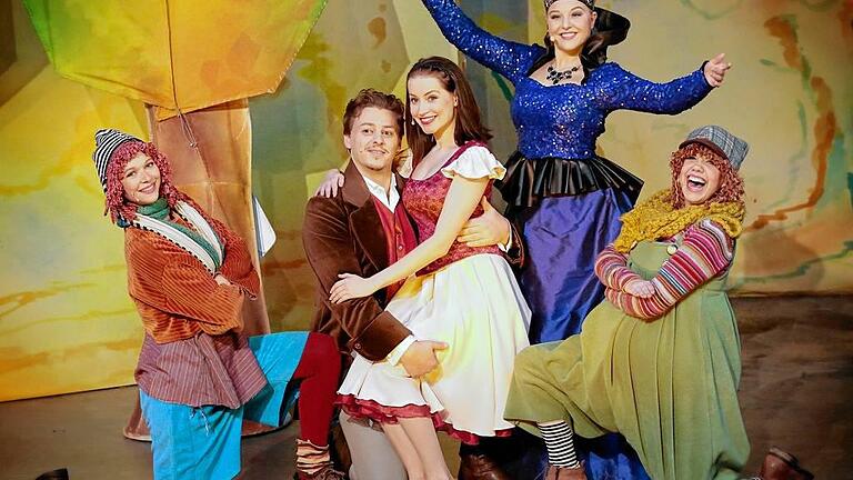 &bdquo;Schneewittchen - das Musical&ldquo; gastiert in Tauberbischofsheim       -  Vorhang auf für die schönste Frau hinter den sieben Bergen, bei den sieben Zwergen: &bdquo;Schneewittchen &ndash; das Musical&ldquo; kommt am Freitag, 11. Dezember, um 16 Uhr auf die Bühne der Stadthalle in Tauberbischofsheim. Das romantische und heitere Musical wird präsentiert vom Familien-Musical-Veranstalter Theater Liberi und verspricht mit tollem Bühnenbild, bezaubernden Kostümen und anspruchsvoller musikalischer Gestaltung eine phantasievolle Inszenierung des klassischen Märchenstoffes für Kinder und Kindgebliebene ab vier Jahren. &bdquo;Spieglein, Spieglein an der Wand, wer ist die Schönste im ganzen Land?&ldquo;... wer sonst außer der bösen Königin fragt dies jeden Abend ihren allwissenden Spiegel. Und jeden Abend bekommt sie dieselbe Antwort: &bdquo;Frau Königin, ihr seid die Schönste hier!&ldquo;. Als aber ihre Stieftochter Schneewittchen heranwächst und immer schöner wird, wendet sich das Blatt. Das Tauberbischofsheimer Publikum erwartet eine familiengerechte Musical-Version des Grimmschen Märchens. Die musikalische Gestaltung übernahmen Christian Becker und Christoph Kloppenburg von der Nu-Jazz-Band &bdquo;MOCA&ldquo;,  Musical-Darstellerin Lea Mies spielt die Hauptrolle. Tickets bei allen bekannten Vorverkaufsstellen oder unter der Ticket-Hotline  (0 18 05) 60 03 11.