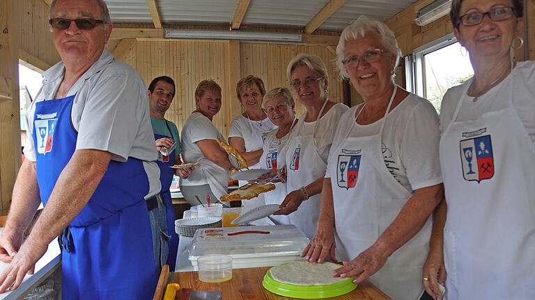 Acht Frauen und Männer aus der Partnergemeinde Úrkút in Ungarn haben beim Fischfest ihre Spezialitäten angeboten. Foto: Irene Konrad Acht Frauen und Männer aus der Partnergemeinde Úrkút in Ungarn haben beim Fischfest ihre Spezialitäten angeboten. Foto: Irene Konrad