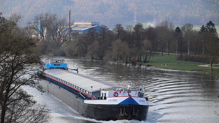 Das Lastschiff Wolfrose aus Elsenfeld fuhr am 19. März mainaufwärts an Lohr vorbei. Wenige Tage später wurde es ziemlich ruhig auf dem Main. Das ändert sich ab diesem Donnerstag wieder.