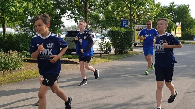 Heiß auf gemeinsamen Sport im Freien: die Fußball-D-Jungs der DJK Salz mit Trainer Uwe Müller. Heiß auf gemeinsamen Sport im Freien: die Fußball-D-Jungs der DJK Salz mit Trainer Uwe Müller.