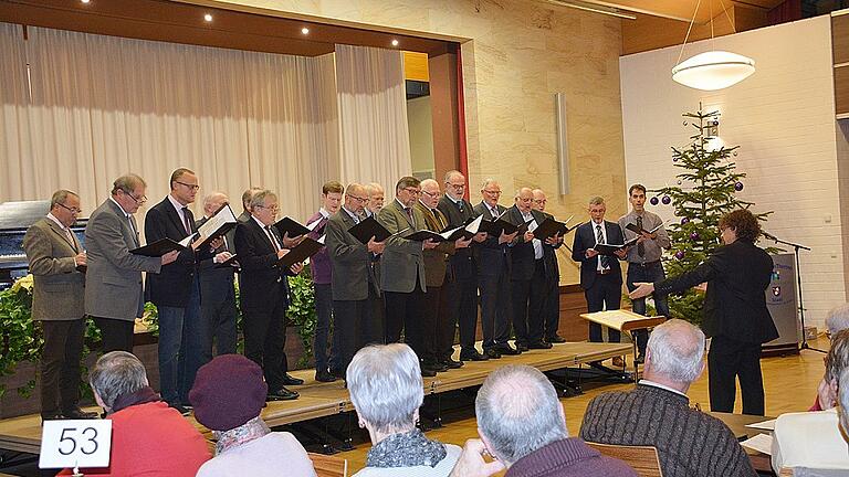 Der Männerchor unter der Leitung von Christian Meyer bei der Vorweihnachtsfeier des Gesangvereins Harmonia im großen Saal der Frankentherme. Der Männerchor unter der Leitung von Christian Meyer bei der Vorweihnachtsfeier des Gesangvereins Harmonia im großen Saal der Frankentherme.
