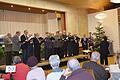 Der Männerchor unter der Leitung von Christian Meyer bei der Vorweihnachtsfeier des Gesangvereins Harmonia im großen Saal der Frankentherme.
