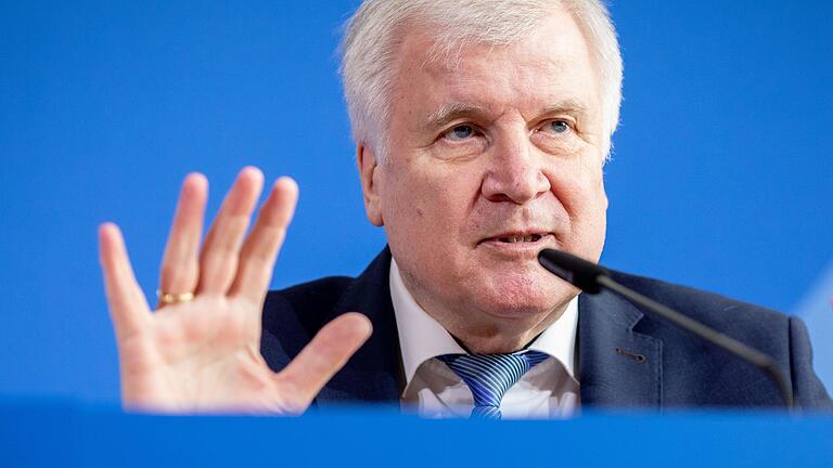 Horst Seehofer verallgemeinert gerne, deshalb wird seine Sprache gefährlich - findet und analysiert Sprachwissenschaftler Norbert Richard Wolf. Horst Seehofer verallgemeinert gerne, deshalb wird seine Sprache gefährlich - findet und analysiert Sprachwissenschaftler Norbert Richard Wolf.