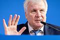 Horst Seehofer verallgemeinert gerne, deshalb wird seine Sprache gefährlich - findet und analysiert Sprachwissenschaftler Norbert Richard Wolf.