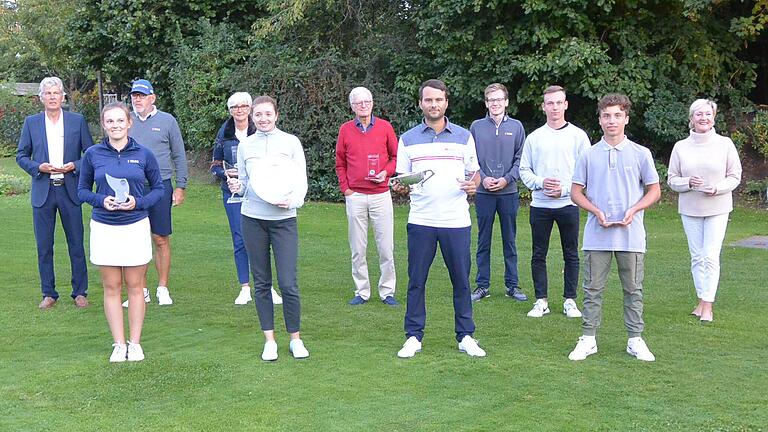 Siegerfoto (von links): Emma Stock (Clubmeisterin Mädchen), Joachim Ruppert (3. Platz Senioren), Karoline Pitz (3. Platz Damen), Jürgen Wörz (Clubmeister Senioren), Claudia Viola (Vize-Clubmeisterin Seniorinnen), Sabrina Schloo (Clubmeisterin Damen), Anders Nordlund (Vize-Clubmeister Senioren), Luis Frischmuth (Clubmeister Herren), Raphael Hackober (Vize-Clubmeister Herren), Sven Günter (3. Platz Herren), James Pearman (Clubmeister Jungen), Anne Schusser (Clubmeisterin Seniorinnen) und Sylvia Stolzer (3. Platz Seniorinnen) Siegerfoto (von links): Emma Stock (Clubmeisterin Mädchen), Joachim Ruppert (3. Platz Senioren), Karoline Pitz (3. Platz Damen), Jürgen Wörz (Clubmeister Senioren), Claudia Viola (Vize-Clubmeisterin Seniorinnen), Sabrina Schloo (Clubmeisterin Damen), Anders Nordlund (Vize-Clubmeister Senioren), Luis Frischmuth (Clubmeister Herren), Raphael Hackober (Vize-Clubmeister Herren), Sven Günter (3. Platz Herren), James Pearman (Clubmeister Jungen), Anne Schusser (Clubmeisterin Seniorinnen) und Sylvia Stolzer (3. Platz Seniorinnen)