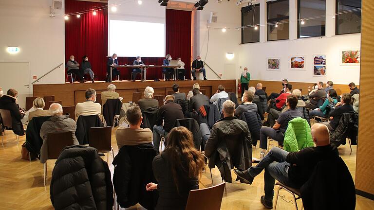 Im Pfarrheim St. Laurentius sprachen Kommunalpolitiker und Bürger über die Zukunft des Schulstandorts Marktheidenfeld. Eingeladen hatten die Stadtratsfraktionen und die vier UGM-Kreisräte. Im Pfarrheim St. Laurentius sprachen Kommunalpolitiker und Bürger über die Zukunft des Schulstandorts Marktheidenfeld. Eingeladen hatten die Stadtratsfraktionen und die vier UGM-Kreisräte.
