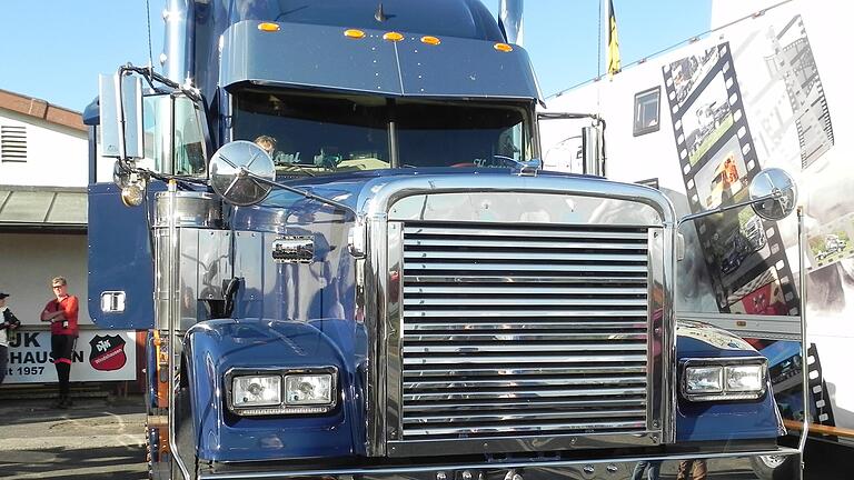 Ein Hingucker: Der Ami Truck Freightliner Classic XL, mit 465 PS und 15 Litern Hubraum, beim Truckertreffen in Windshausen. Ein Hingucker: Der Ami Truck Freightliner Classic XL, mit 465 PS und 15 Litern Hubraum, beim Truckertreffen in Windshausen.