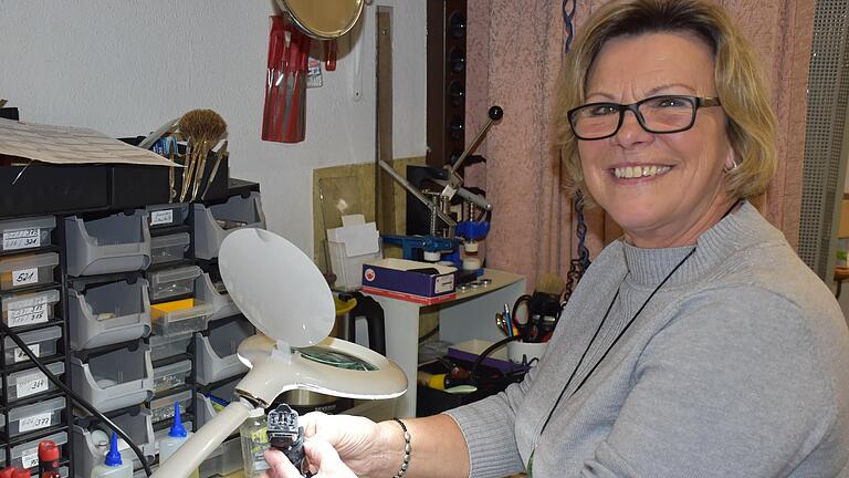 Einen 'Rasierer-Reparierer' zu finden, wird künftig schwer in Schweinfurt, denn Claudia Müller schließt ihr Rasierer-Fachgeschäft in der Apostelgasse zum 30. November. Einen 'Rasierer-Reparierer' zu finden, wird künftig schwer in Schweinfurt, denn Claudia Müller schließt ihr Rasierer-Fachgeschäft in der Apostelgasse zum 30. November.