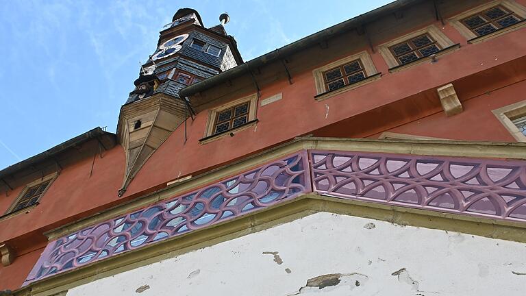 Bröckelnder Putz und kaschierte Bauschäden am Ochsenfurter Rathaus: Vor 2028 wird sich daran voraussichtlich nichts ändern. Bröckelnder Putz und kaschierte Bauschäden am Ochsenfurter Rathaus: Vor 2028 wird sich daran voraussichtlich nichts ändern. 